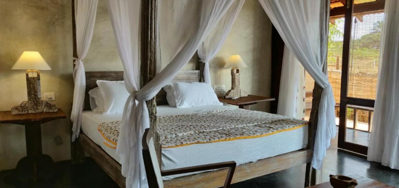 The Artist Cottages Morjim Bagian luar foto
