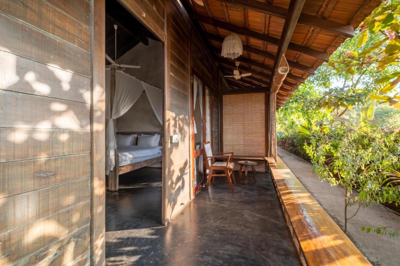 The Artist Cottages Morjim Bagian luar foto