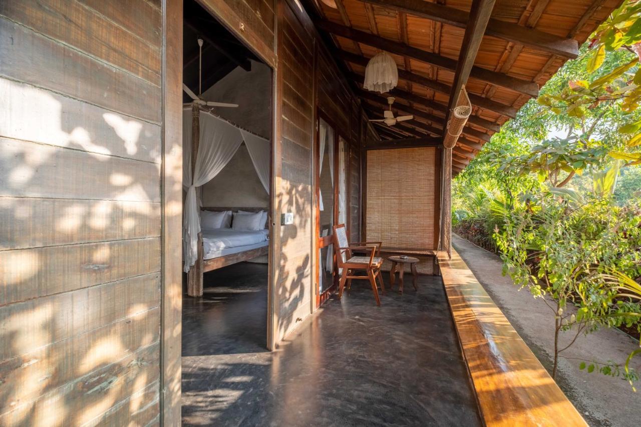 The Artist Cottages Morjim Bagian luar foto