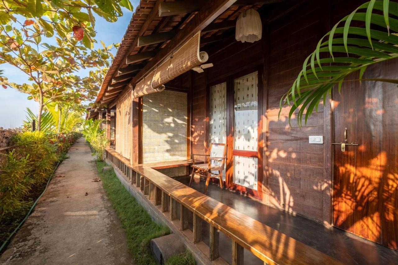 The Artist Cottages Morjim Bagian luar foto