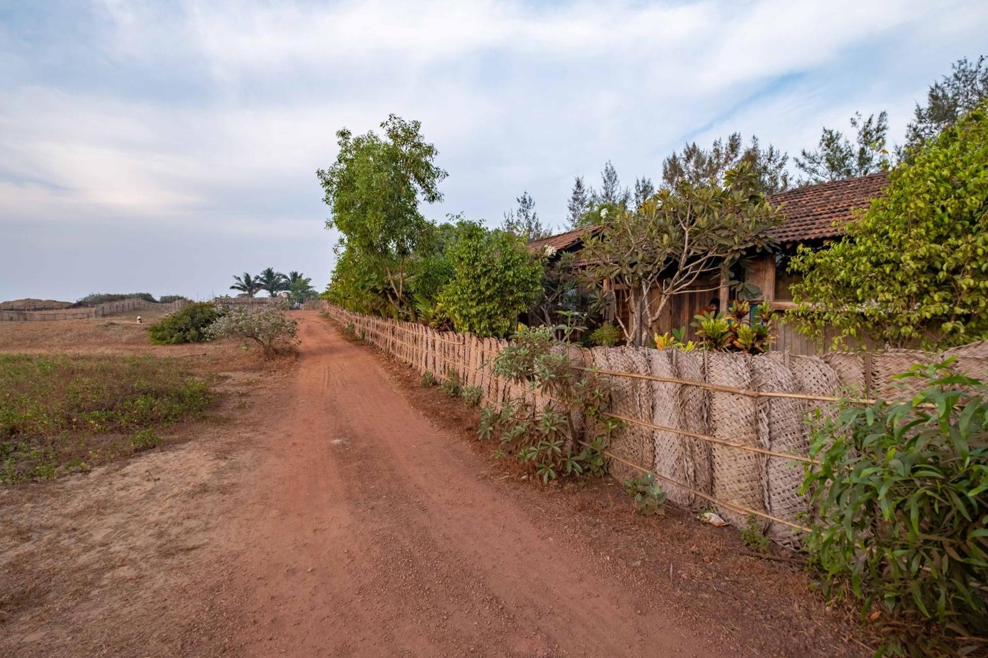 The Artist Cottages Morjim Bagian luar foto