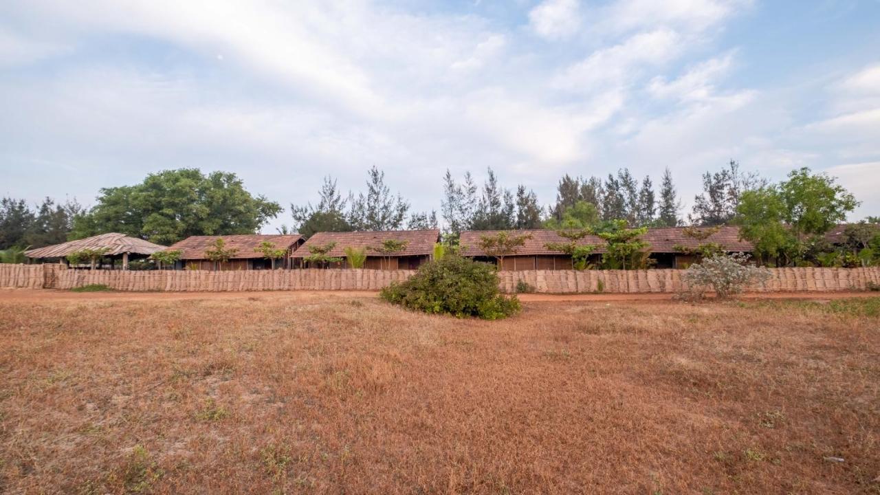 The Artist Cottages Morjim Bagian luar foto