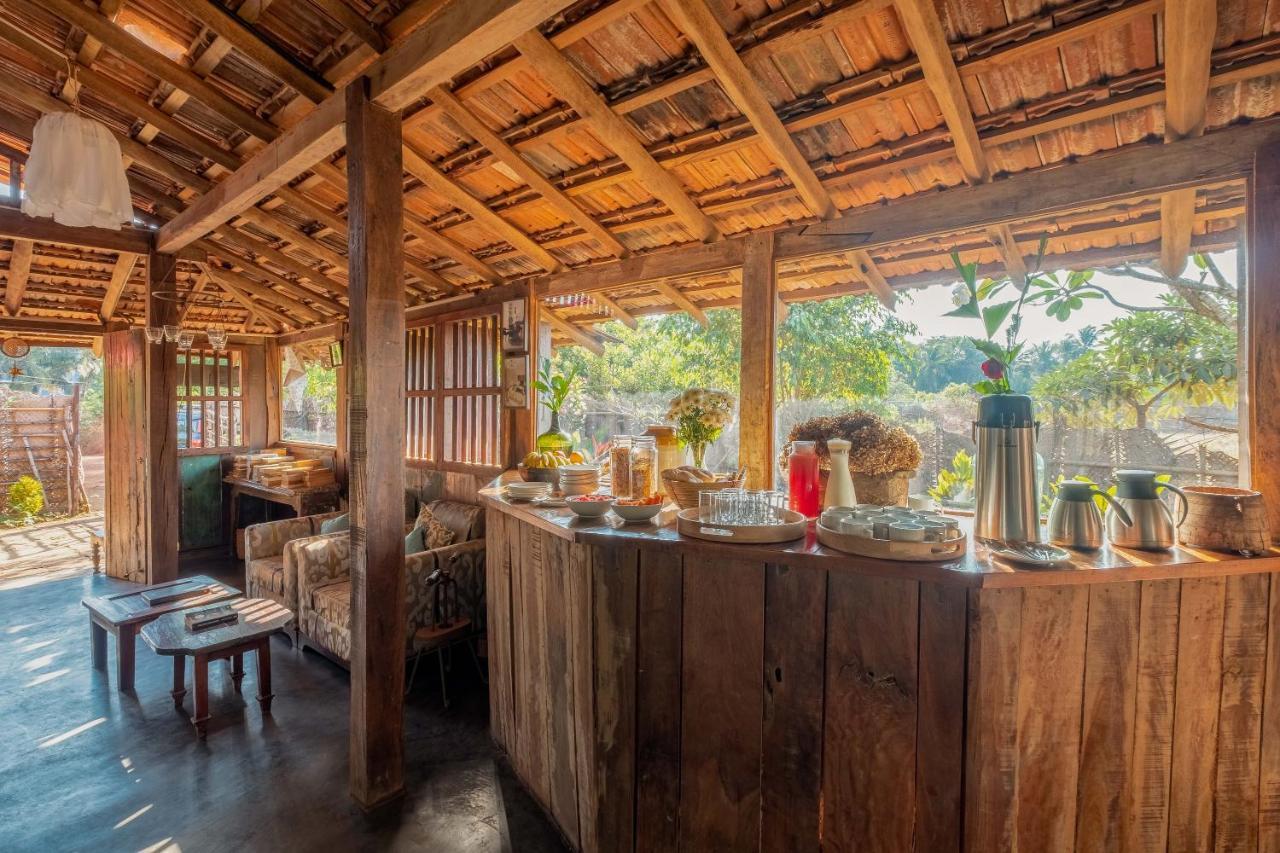The Artist Cottages Morjim Bagian luar foto